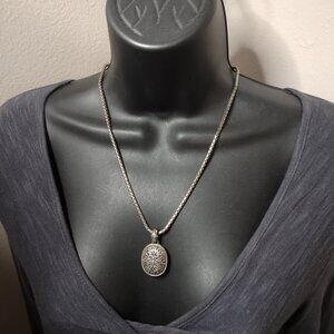 20 Inch Silver Tone Pretty Oval Shaped Pendant Necklace